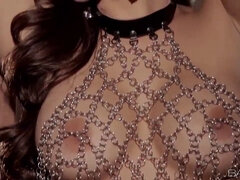 SUNNY UNCHAINED (Sunny Leone)