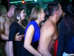 Amateur, Blonde, Brunette brune, Habillées, Hard, Embrassement, Fête, Jarretelles