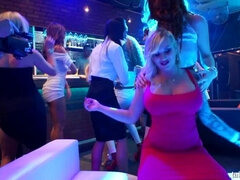 Rubia, Club, Interracial, Lesbiana, Lamidas, Fiesta, Estrella porno, Mojado