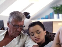 18 ans, Sucer une bite, Brunette brune, Attrapée, Papa, Hd, Masturbation, Adolescente