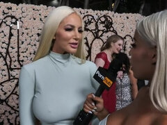 무대 뒤에서, 큰 가슴, 금발의, 가슴이 큰, 연예인, 라티나, 밀프, 스페인어