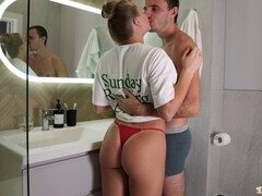 Badrum, Stor stjärt, Stor kuk, Avsugning, Par, Sperma i munnen, Hemmagjord, Fitta