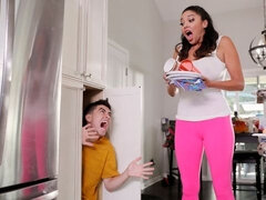 Sucer une bite, Brunette brune, En levrette, Branlette thaïlandaise, Hard, Mère que j'aimerais baiser, Rasée, Dénudage