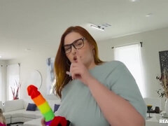 Grosser arsch, Grosse titten, Klassisch, Kehlenfick, Hd, Lesbisch, Strapon, Flotter dreier
