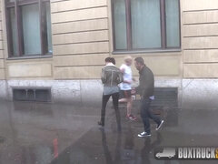 Brunette, Fingring, Slikking, Naken, Petite, Offentlig, Pupper