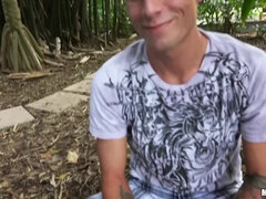 Amatööri, Blondi, Ruskeahiuksinen, Luonnolliset tissit, Näkökulma pov, Tatuointi, Tissit, Tirkistelijä