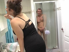 화장실, 크고 아름다운 여자, 큰 엉덩이, 큰 가슴, 흑갈색 머리, 도기스타일, 그룹, 밀프