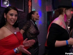 Amatööri, Iso kulli, Musta, Blondi, Suihinotto, Saappaat, Nainen pukeissa mies alasti, Rankka