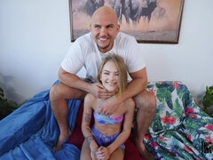 Amerikai, Szőke, Cumizás, Természetes mellek, Filigrán alkatú, Fenekelés, Tetkó, Begyek