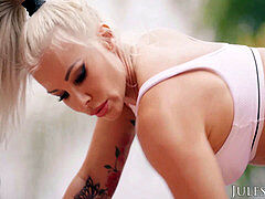 Grosser arsch, Grosser schwanz, Blasen, Aufs gesicht abspritzen, Sporthalle, Milf, Mutti, Im freien