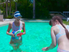 Kondomi, Ulkona, Uima allas, Pillu, Vakooja, Tatuointi, Teini, Tissit