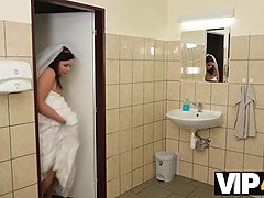 Iso perse, Isot tissit, Ruskeahiuksinen, Pettää, Mekko, Eurooppalainen, Luonnolliset tissit, Vessa