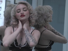 얼굴앉기, 힐, 대단히, 랑제리, 자연의 가슴, 보지, 분출, 문신