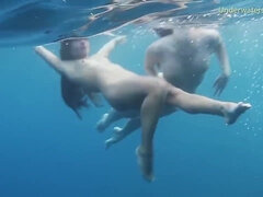 18, Velike joške, Rjavolaska, Fetiš, V javnosti, Rusinja, Tuširanje, Joške