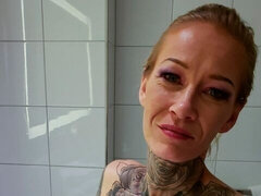 In den arsch, Arsch, Blondine, Hundestellung, Puppe, Handjob, Milf, Tätowierung