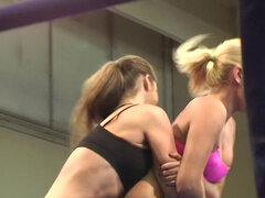 Blonde, Brunette brune, Club, Domination, Embrassement, Léchez, Chatte, Catch