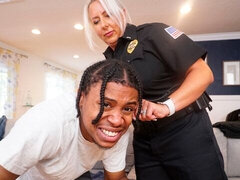 Velika rit, Velik kurac, Velike joške, Fafanje, Doggystyle, Medrasni seks, Milf, Policija