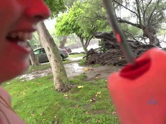 Petite amie, Embrassement, De plein air, Pov, Public, Fumer, Voyeur, Mouillée