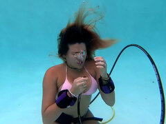 Modelling shoot, girl breath hold, bajo el agua