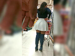 Esposa sexy en minifalda en el centro comercial parte 1