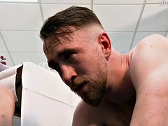 Homme nu et filles habillées, Fétiche, Branlette thaïlandaise, Masturbation