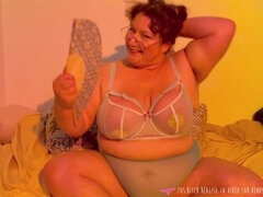 Vends-ta-culotte - voluptueuse femme pulpeuse fait du wax play sur ses énormes seins et utilise sa salive - fétiche
