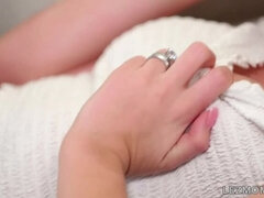 Famille, Lesbienne, Léchez, Masturbation, Seins naturels, Petite femme, Chatte, Adolescente