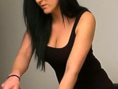 Bruinharig, Naakte man aangeklede vrouw, Fetisj, Handbeurt