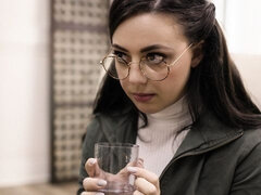 Sucer une bite, Brunette brune, En levrette, Lunettes, Hard, Seins naturels, Adolescente, Nénés