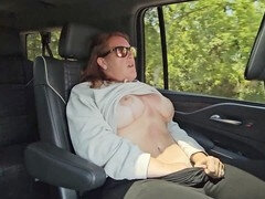 Voiture, Attrapée, Argent, Orgasme, Public, Rousse roux, Nénés, Jouets