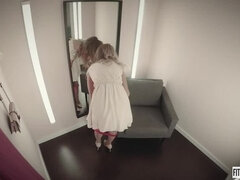 Blondi, Nainen, Itsetyydytys, Orgasmi, Pikkarit, Julkinen, Soolo, Tirkistelijä