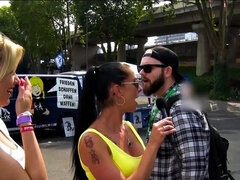 Blondi, Suihinotto, Takaapäin, Silmälasit, Käsihoito, Selkäsauna, Ulkona, Tatuointi