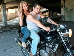 Blondin, Avsugning, Doggystyle, Fingering, Utomhus, Rakad, Mager, Tonåring