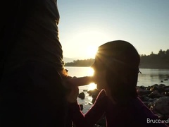 Pik sutte, Sød, Ekstrem, Udendørs, Lille kvinde, Offentlig, Bad