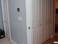 Amatööri, Vessa, Makuuhuone, Musta, Kyrpä, Farkut, Lyhyt tukka, Tissit