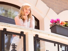 Veľké péro, Bikini, Blondína, Kuřba, Na psíka, Vonku, Krátke vlasy, Kozičky