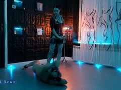 Enthousiasteling, Bondage discipline sadomasochisme, Mooi, Grote mammen, Naakte man aangeklede vrouw, Dominante vrouw, Fetisj, Straf