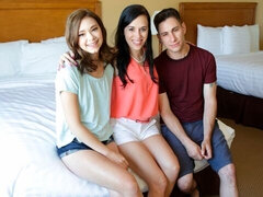 Hundestellung, Frau frau mann, Lingerie, Natürlichen titten, Rasiert, Dürr, Flotter dreier, Titten