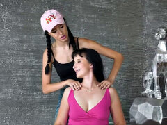 18 jaar, Grote kont, Gezin, Fetisj, Omie, Lesbisch, Kut duiken, Tiener