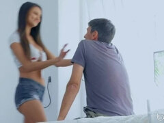 Brunette brune, Queue, Européenne, Masturbation, Lécher le sphincter, Cheveux courts, Fessée, Voyeur