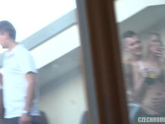 Braunhaarige, Tschechisch, Kehlenfick, Brille, Hardcore, Orgie, Rotschopf, Tätowierung