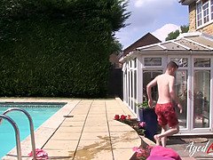 Stor svart kvinne, Blond, Kukk suging, Slikking, Milf, Utendørs, Basseng, Fitte