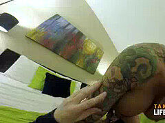 Sucer une bite, Tatouage