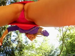 Blondi, Pukeissa, Paljas, Ulkona, Pissata, Satiini, Suihku, Märkä