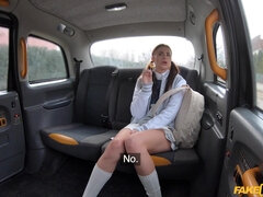 흑갈색 머리, 자동차, 도기스타일, 유럽인, 얼굴에, 스커트, 양말, 유니폼