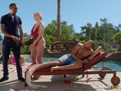 Zadek, Velký zadek, Velké kozy, Blondýna, Podvádění, Masáž, Olej, Tetování