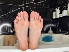 Fürdőszoba, Fétis, Lábfej fétis, Egyedül