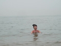 Grote mammen, Badpak, Bruinharig, Rondborstig, Fetisj, Russisch, Alleen, Tieten likken