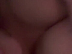 Σπιτικό, Φυσικά βυζιά, Μόνος