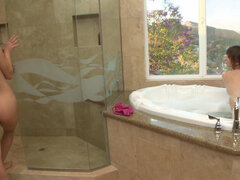 Bagno, Lesbica, Masturbazione, All'aperto, Doccia, Bagnata